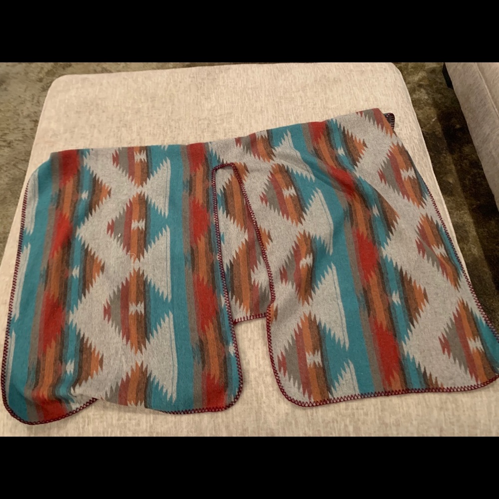 Aztec printed Shaw - Picture 4 of 4